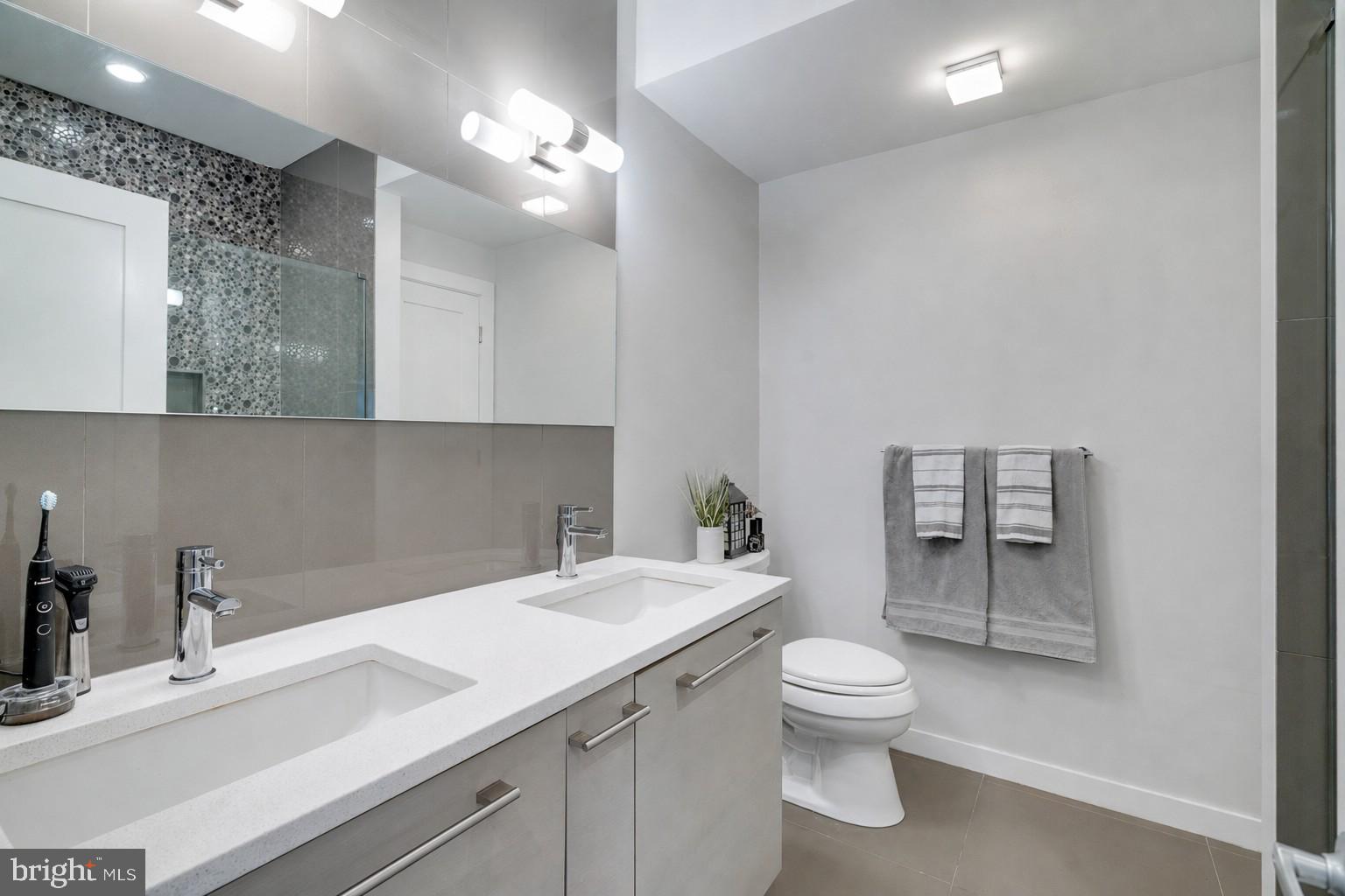 1637 Carpenter Street Philadelphia, PA 19146 - Photo 23 of 44 Unit 2: Bathroom Suite