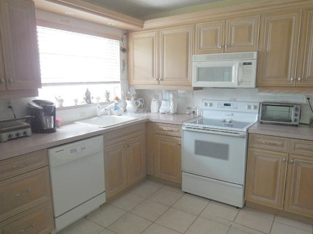 10375 Greenbriar Court Boca Raton, FL 33498 - Photo 3 of 41 KITCHEN