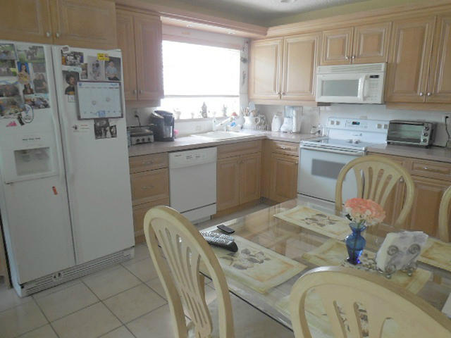 10375 Greenbriar Court Boca Raton, FL 33498 - Photo 6 of 41 EAT-IN-KITCHEN