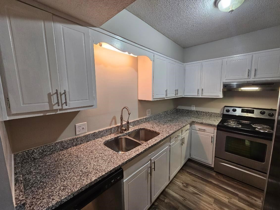 5052 Flint Ridge Place, Unit 5052 Raleigh, NC 27609 - Photo 3 of 67 a kitchen that has a sink and a stove