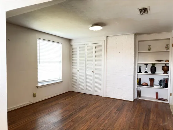 $359,900 | 1102 North Edwards Court, Irving, TX 75062