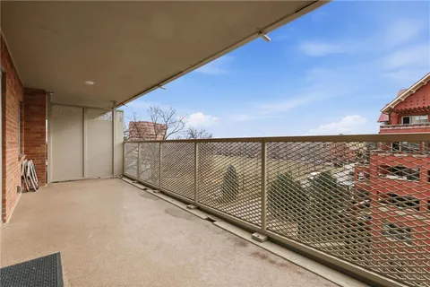 $299,000 | 310 West 49th Street, Unit 805, Kansas City, MO 64112