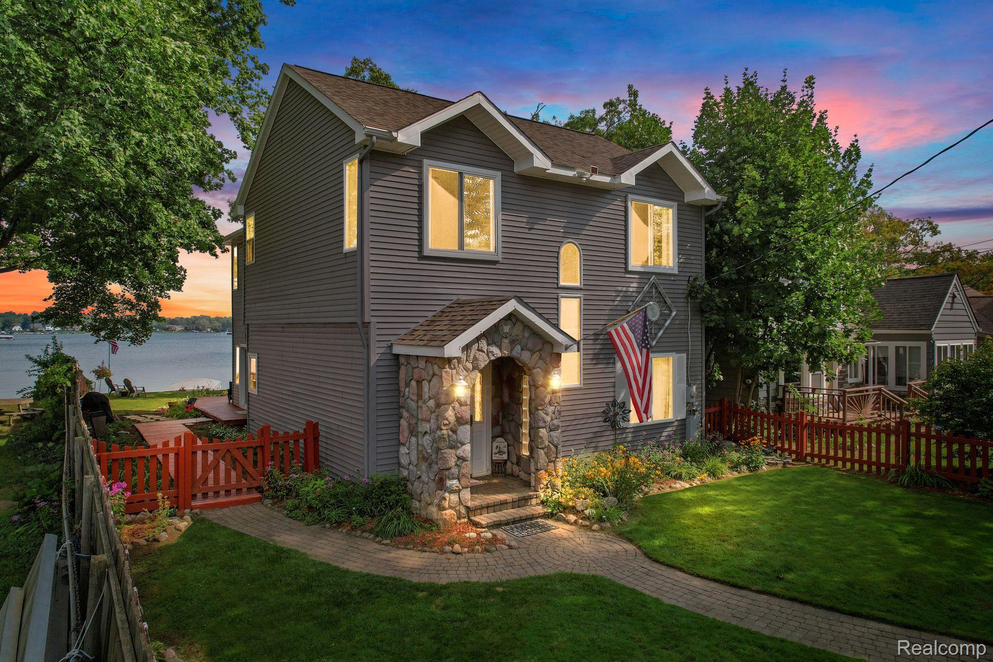 6724 Hatchery Road Waterford, MI 48329 - Photo 1 of 45 Gallery Image 1
