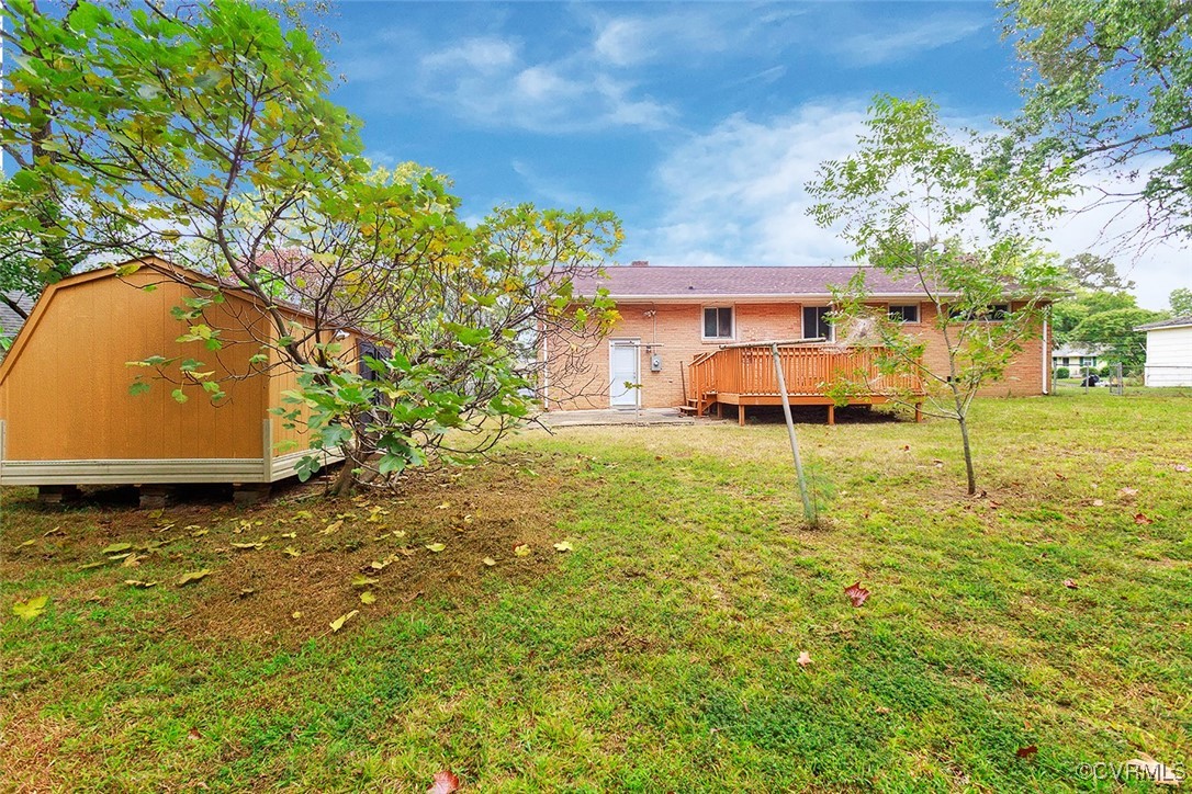 118 Winston Drive Williamsburg, VA 23185 - Photo 24 of 28 a backyard of a house with table and chairs
