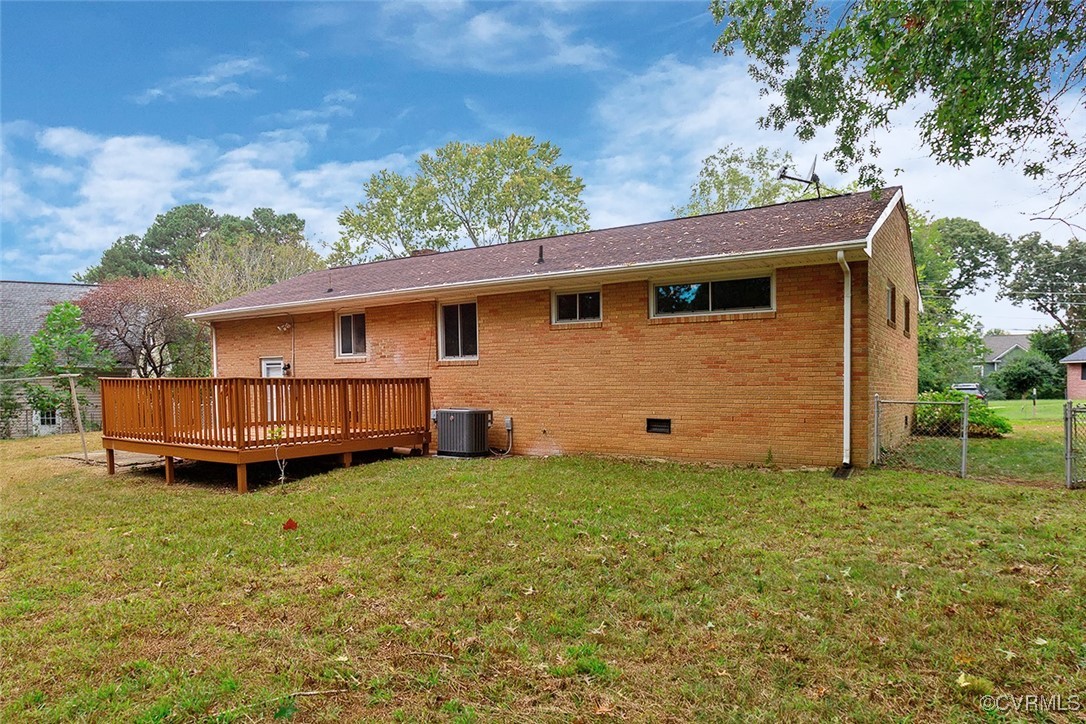 118 Winston Drive Williamsburg, VA 23185 - Photo 5 of 28 a backyard of a house with yard and trampoline