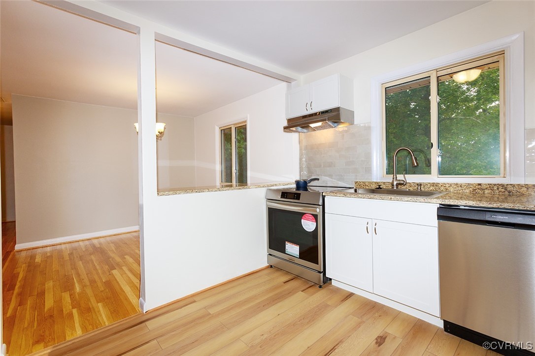 118 Winston Drive Williamsburg, VA 23185 - Photo 8 of 28 a kitchen with granite countertop a sink and a stove top oven