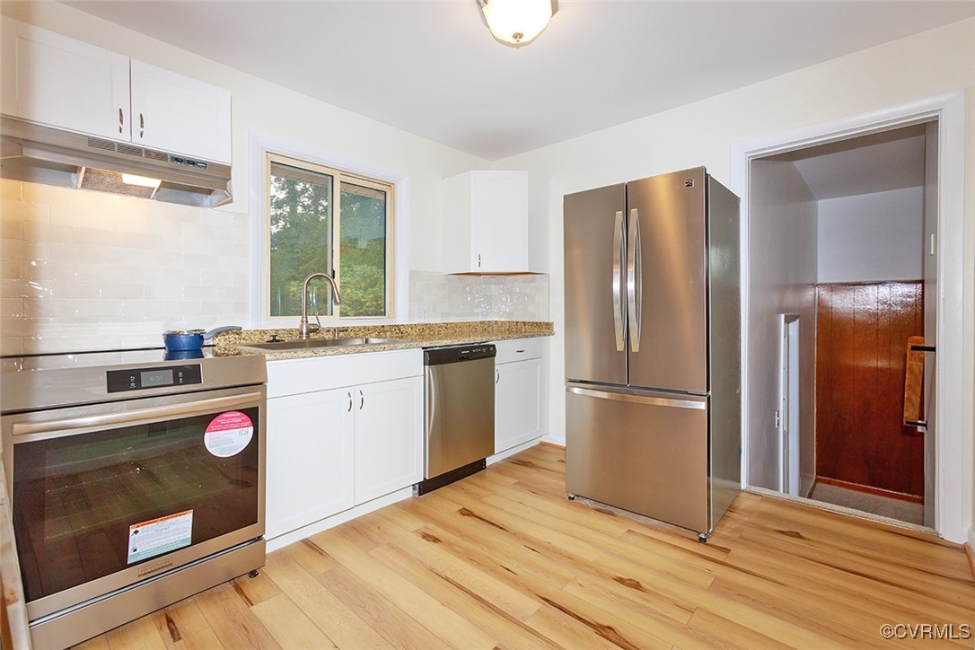 118 Winston Drive Williamsburg, VA 23185 - Photo 9 of 28 a kitchen with a sink a refrigerator and a stove