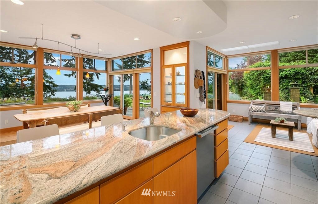 8045 Possession Road Clinton, WA 98236 - Photo 4 of 38