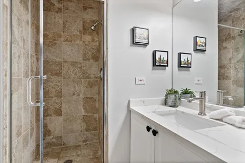 $515,000 | 2512 North Bosworth Avenue, Unit 208, Chicago, IL 60614