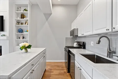 $515,000 | 2512 North Bosworth Avenue, Unit 208, Chicago, IL 60614
