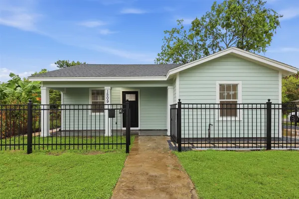 $2,400 | 1509 Walton Street, Houston, TX 77009