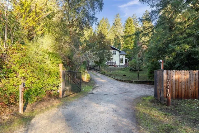 a view of a back yard