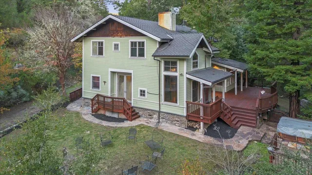 a view of a house with a yard