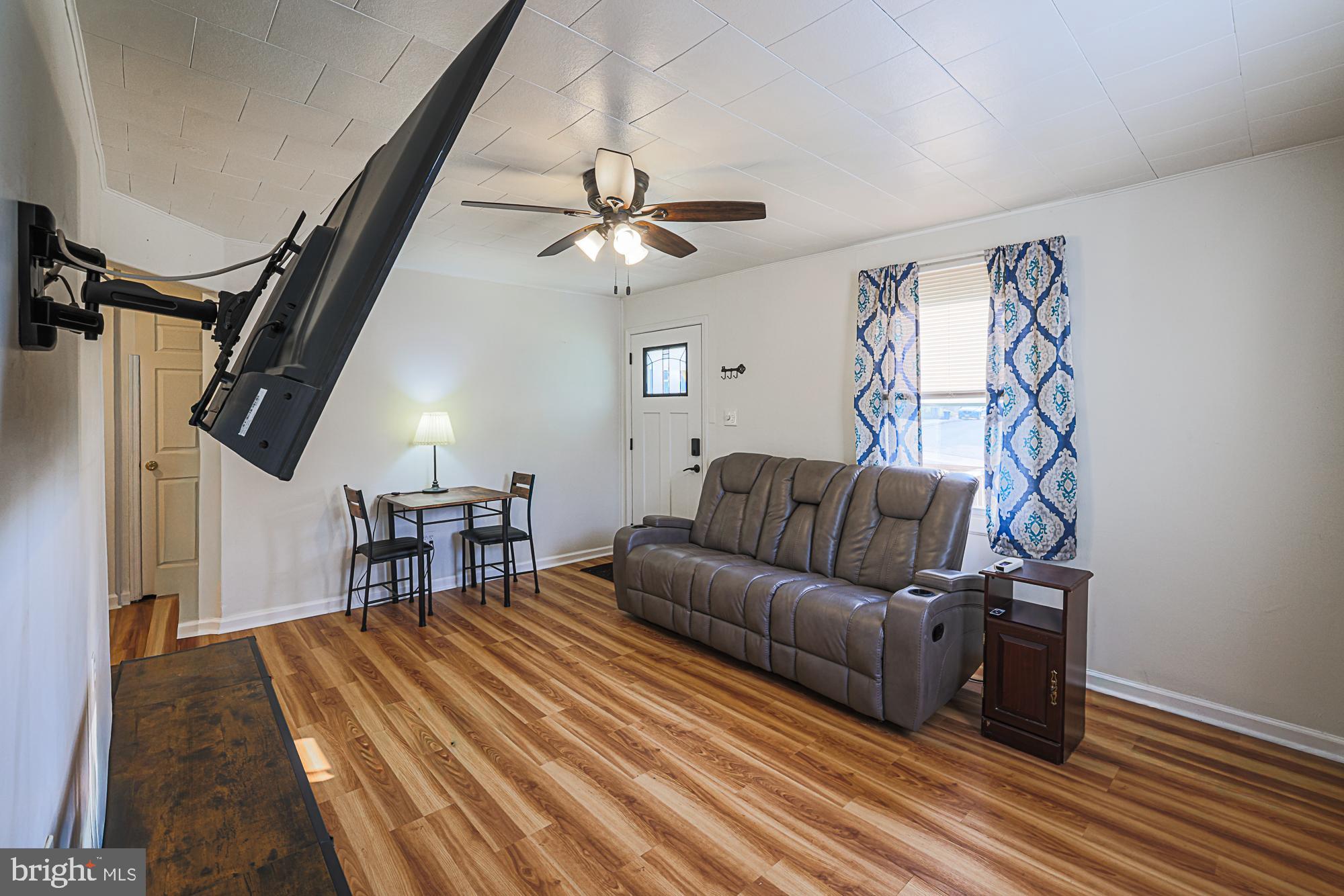122 Alcock Road Baltimore, MD 21221 - Photo 9 of 27 Living Room