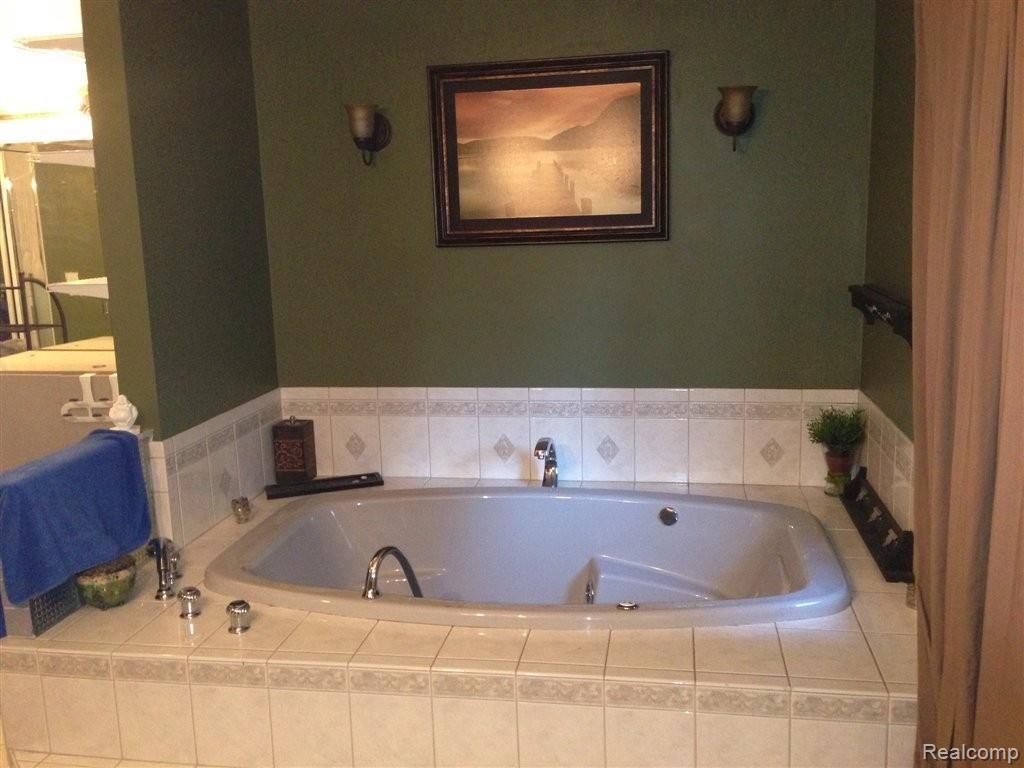 2344 Longview Avenue Rochester, MI 48307 - Photo 10 of 15 10.JPG