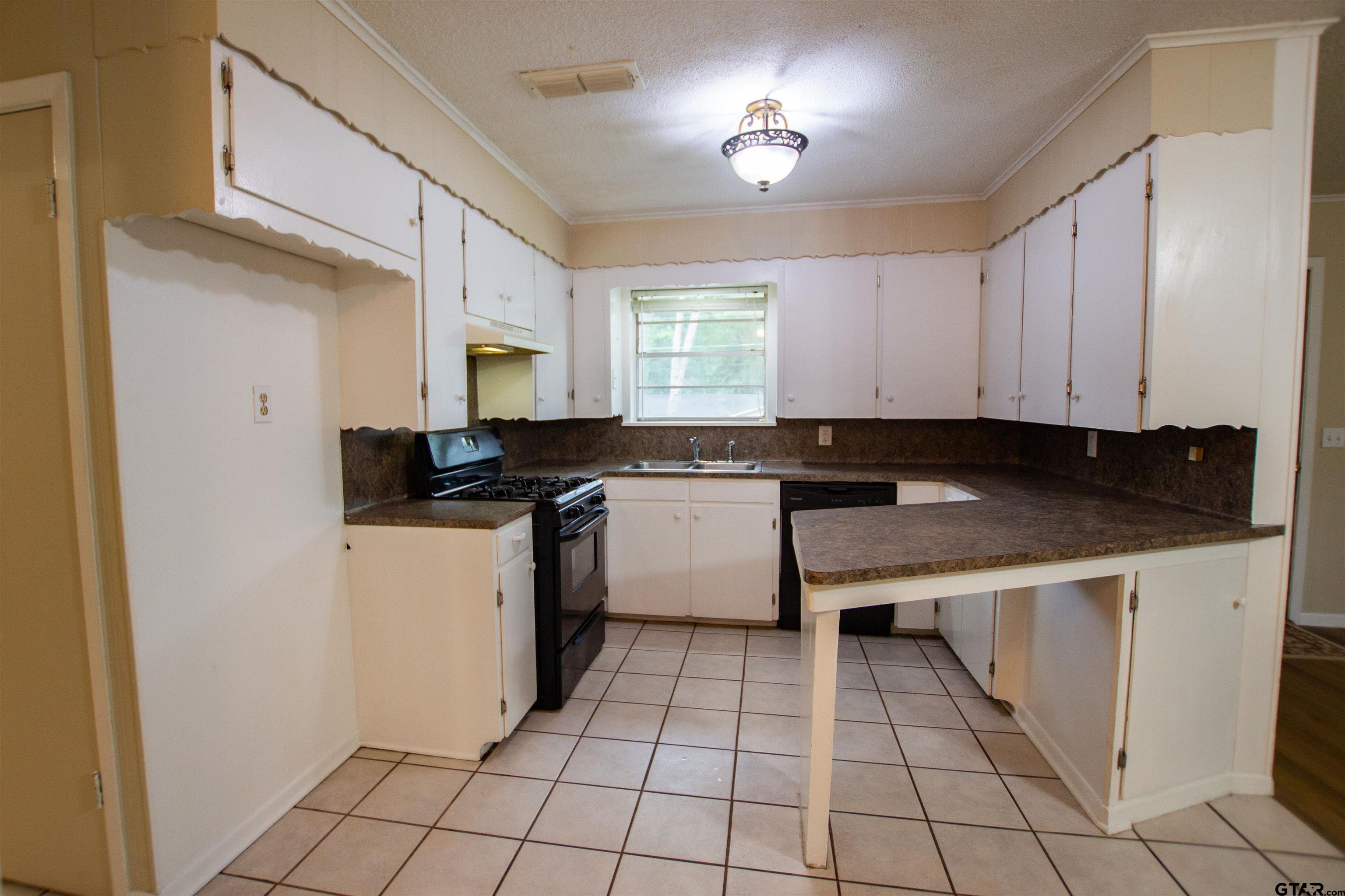 209 Miles Street Longview, TX 75605 - Photo 11 of 34
