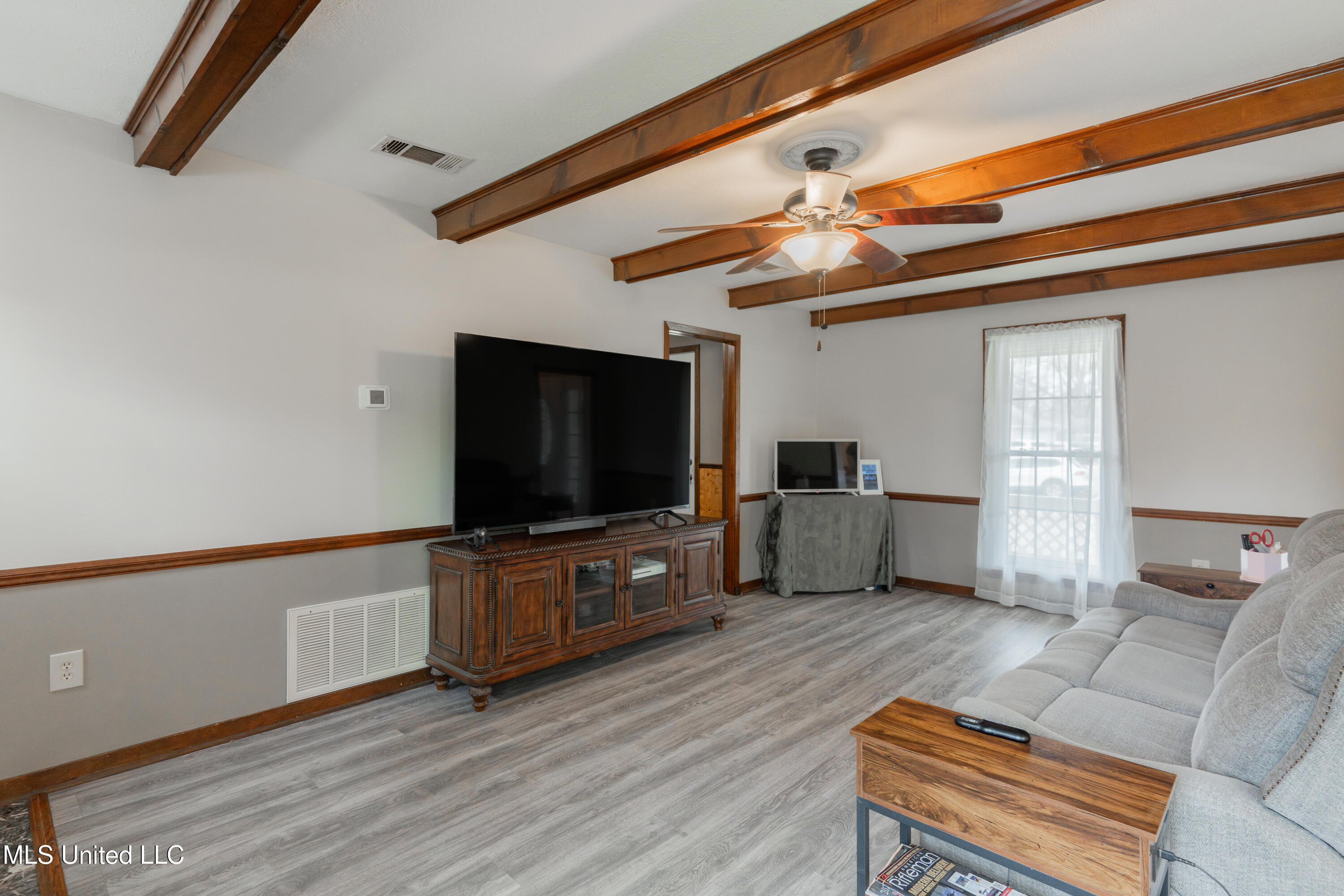 108 Pebble Lane Clinton, MS 39056 - Photo 18 of 60 18-LivingRoom.