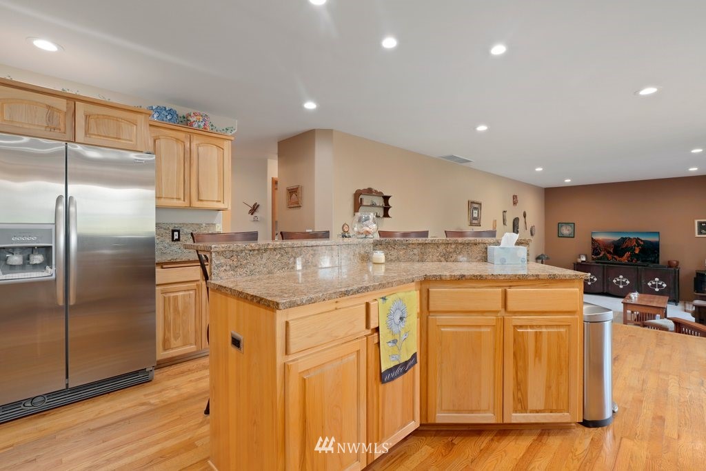 10606 Wagner Road Snohomish, WA 98290 - Photo 12 of 40 a kitchen with stainless steel appliances granite countertop a sink a stove and a refrigerator
