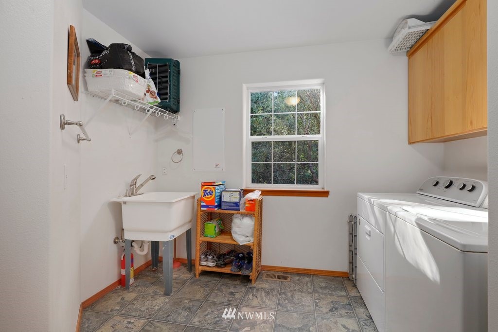 10606 Wagner Road Snohomish, WA 98290 - Photo 17 of 40 a utility room with dryer and washer