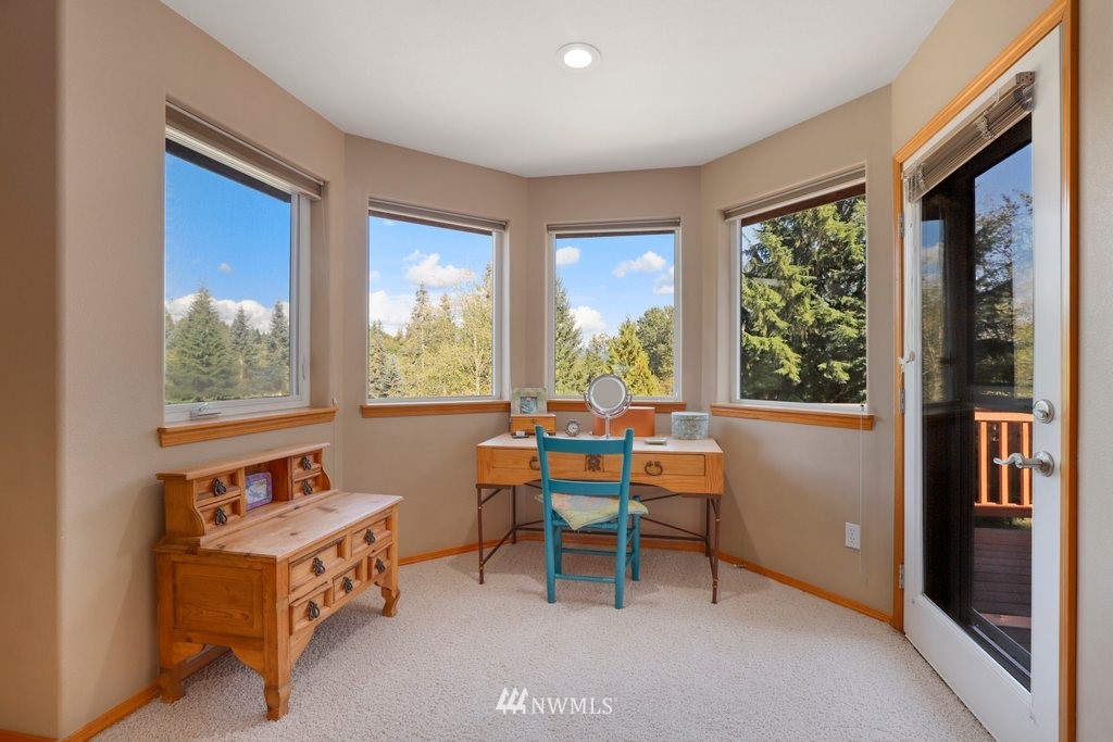 10606 Wagner Road Snohomish, WA 98290 - Photo 20 of 40 a living room with furniture and a window