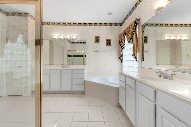 a en suite bathroom with a shower