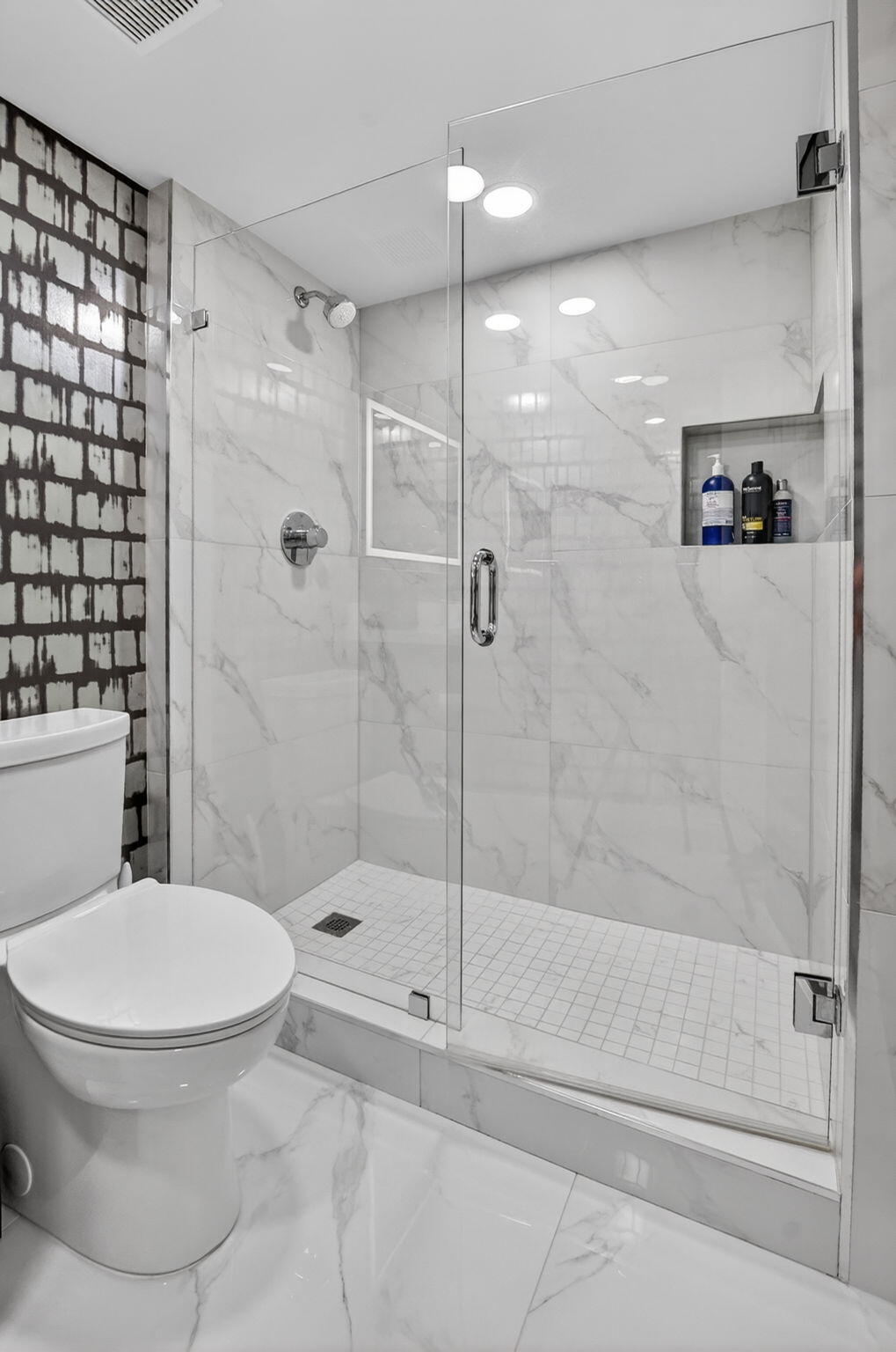 7738 Lakeside Boulevard, Unit 362 Boca Raton, FL 33434 - Photo 31 of 90 Guest bathroom