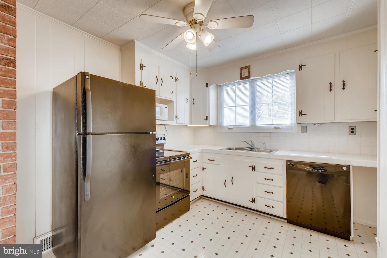 8476 Greenway Road Pasadena, MD 21122 - Photo 6 of 16 Gallery Image 6