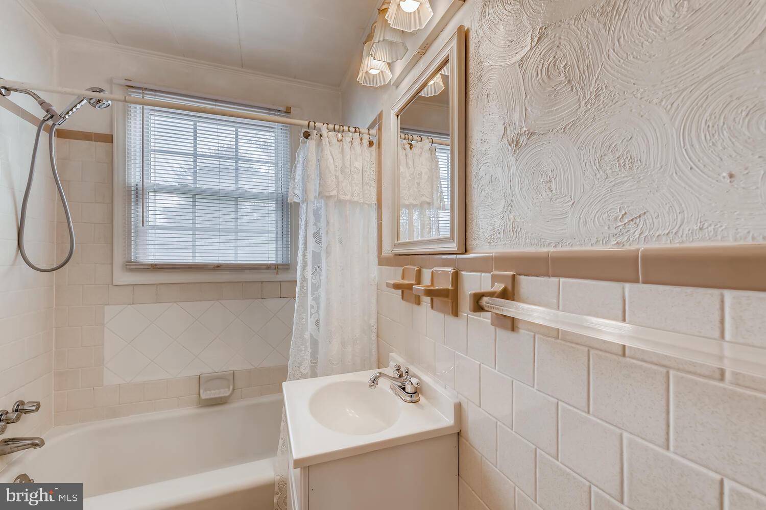 8476 Greenway Road Pasadena, MD 21122 - Photo 9 of 16 Gallery Image 9