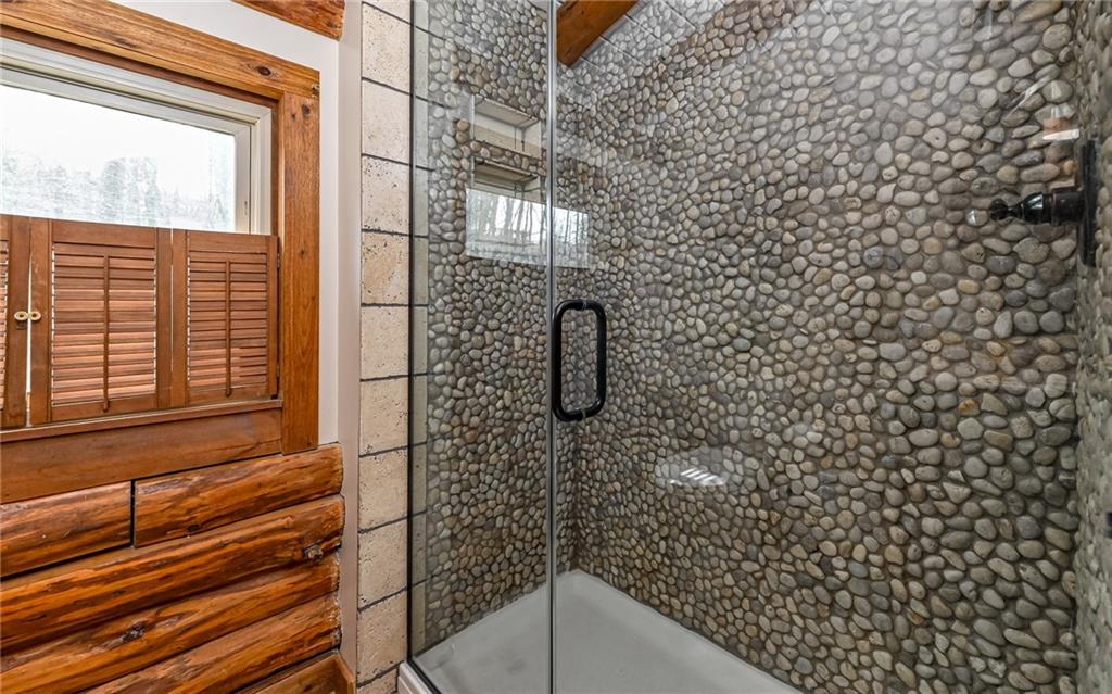 110 Butler Street Extension Valencia, PA 16059 - Photo 28 of 48 Second floor shower