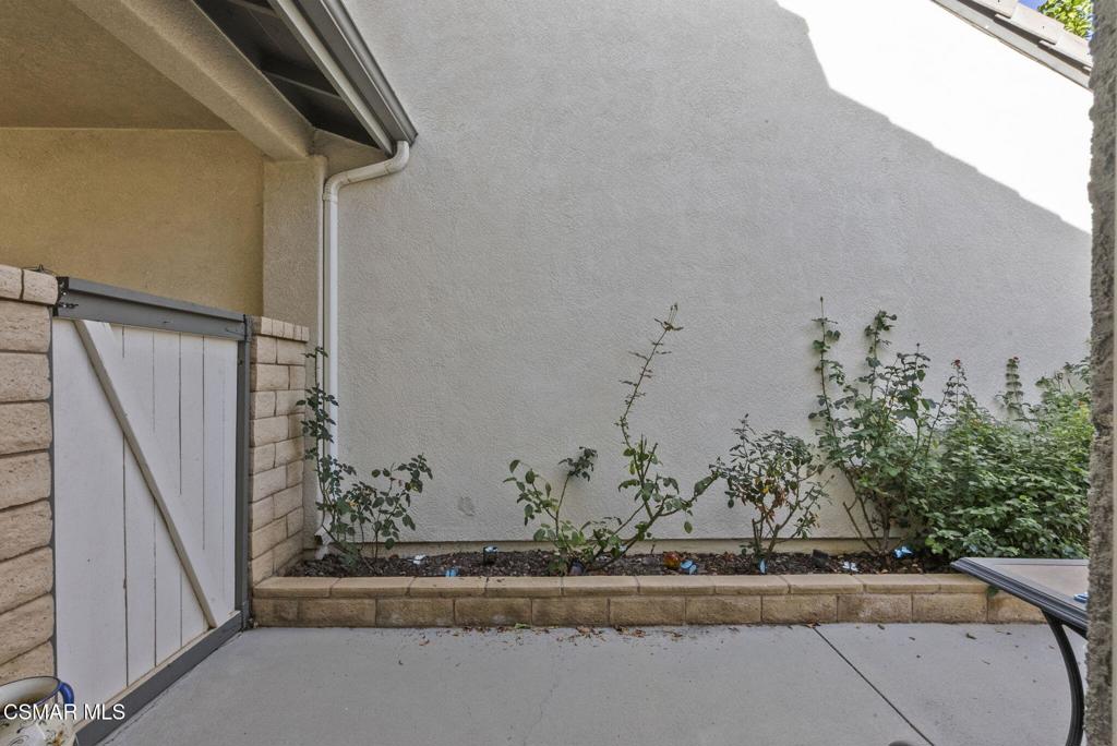 2046 Freesia Avenue Simi Valley, CA 93063 - Photo 30 of 37 a view of a bird door