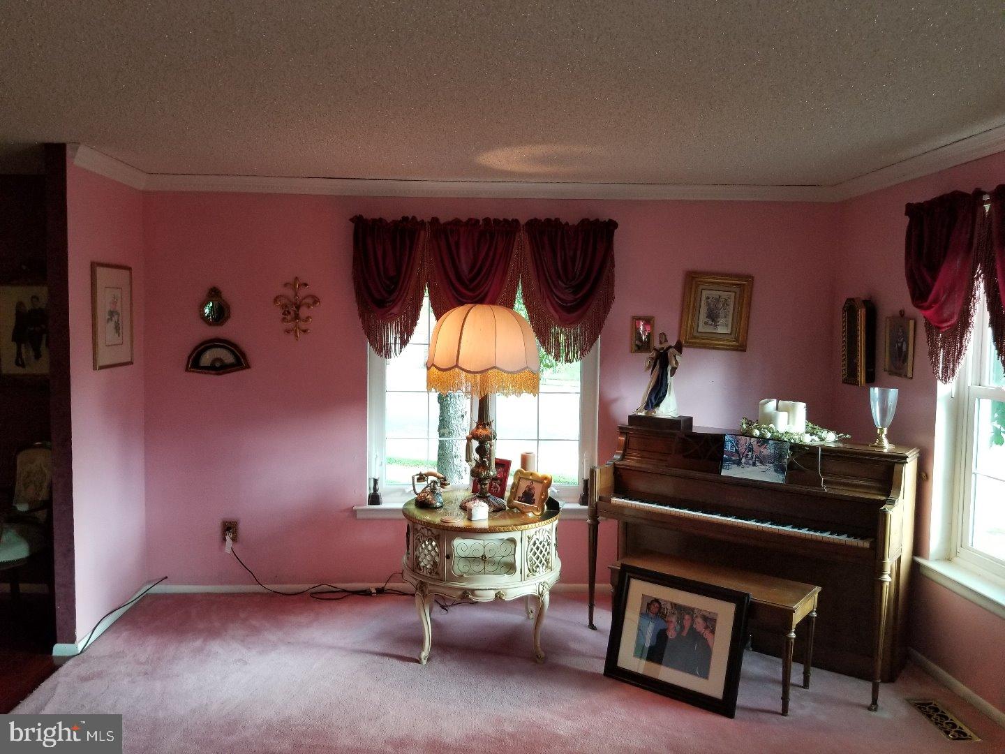 11101 Greiner Road Philadelphia, PA 19116 - Photo 5 of 24 Living Room