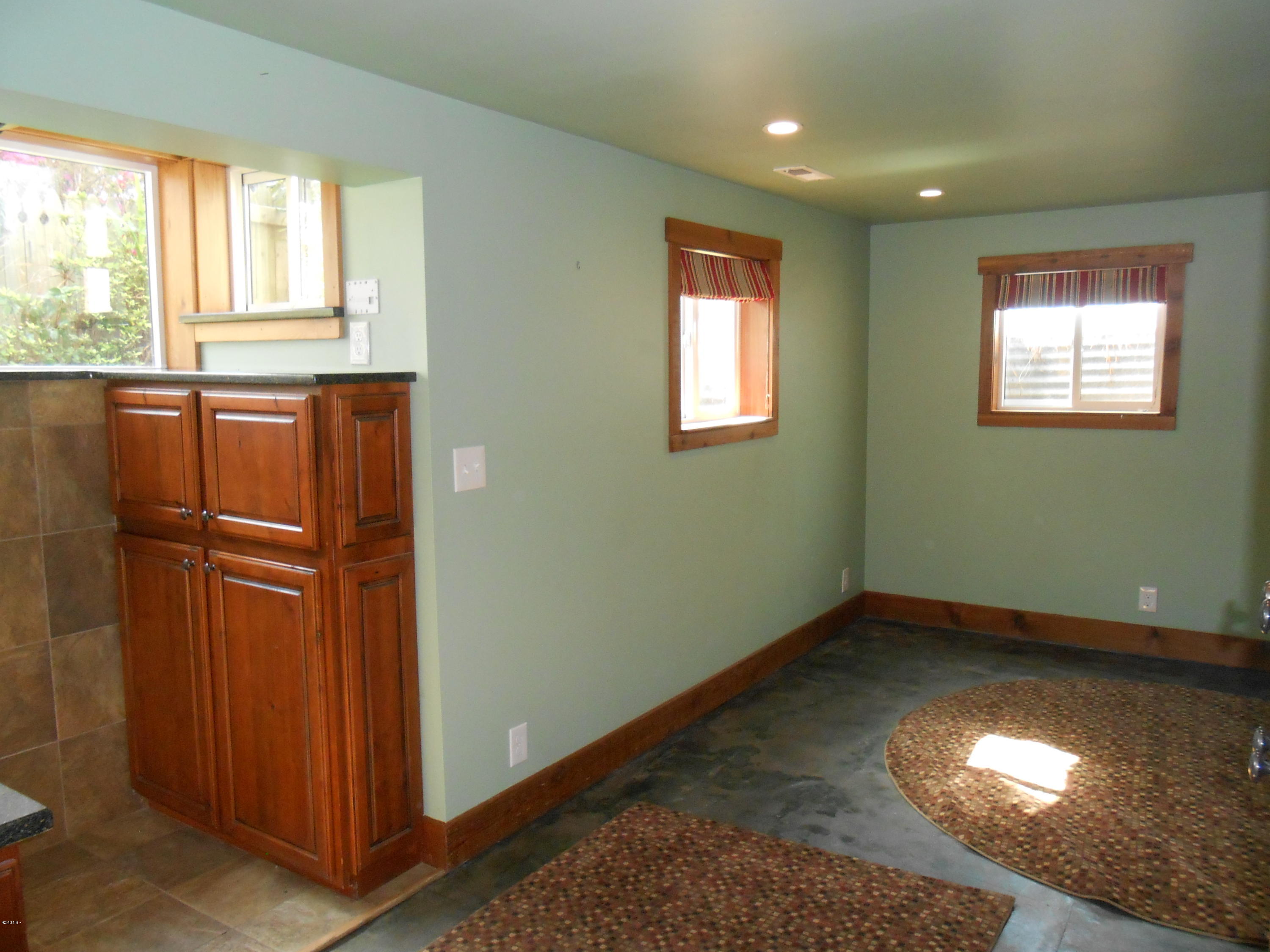 1009 Southwest Angle Street Newport, OR 97365 - Photo 25 of 45 DSCN7557