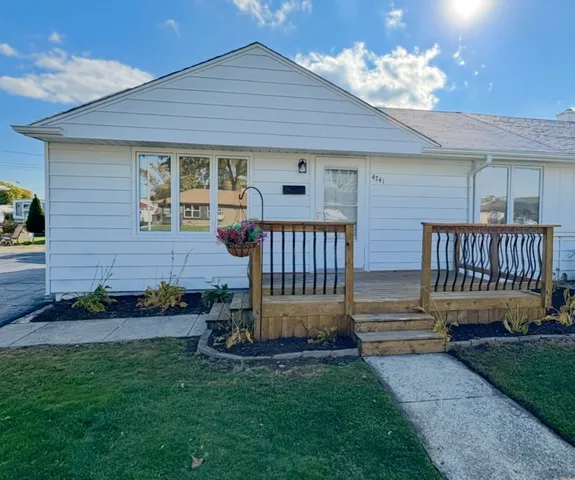 $214,900 | 4741 West 89th Place, Hometown, IL 60456