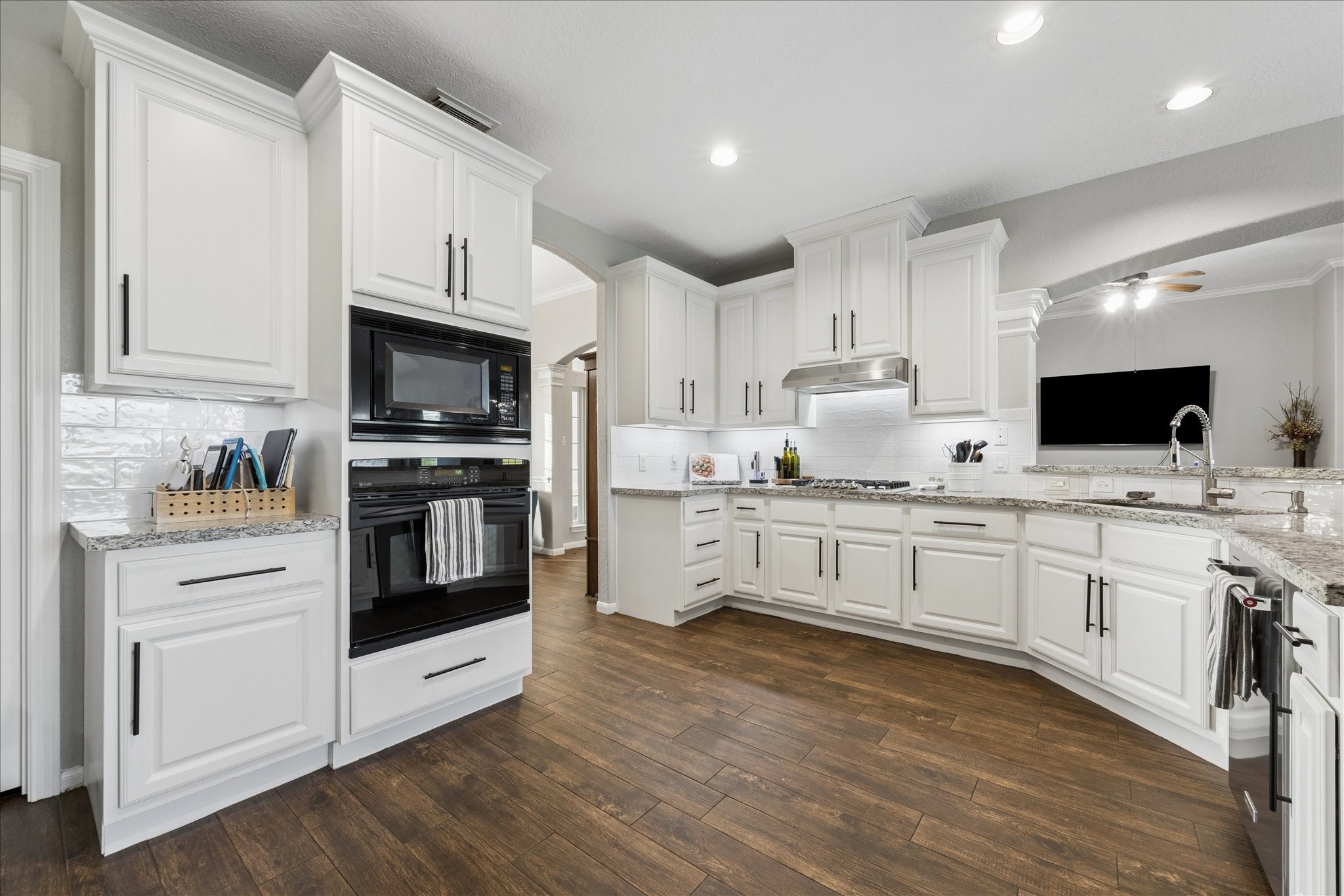 2702 Horseshoe Lane Rosharon, TX 77583 - Photo 19 of 43 Recently painted cabinetry provides a fresh, modern look in this beautifully updated kitchen.