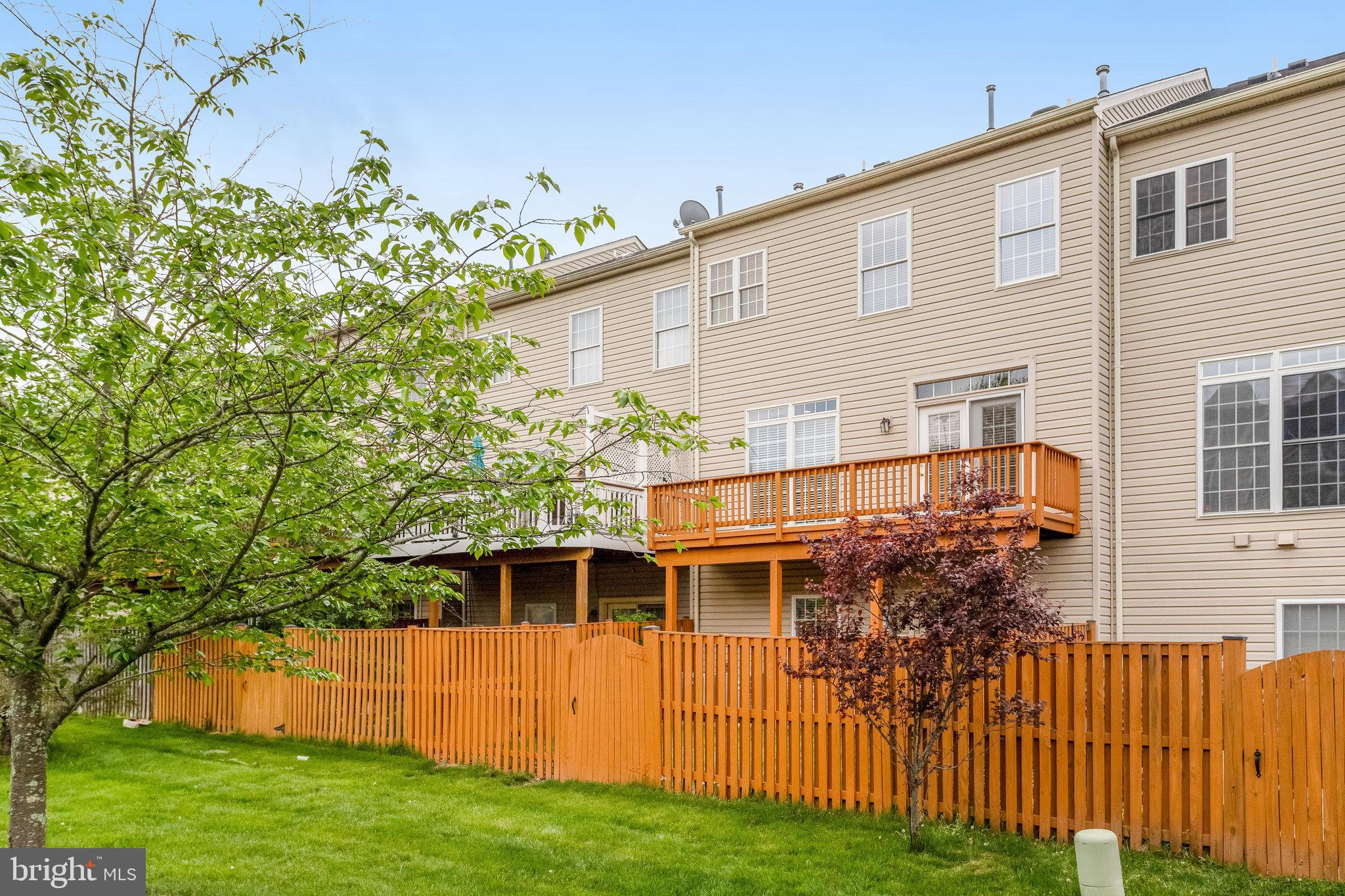 25804 Commons Square Chantilly, VA 20152 - Photo 41 of 48 a front view of a house with a yard