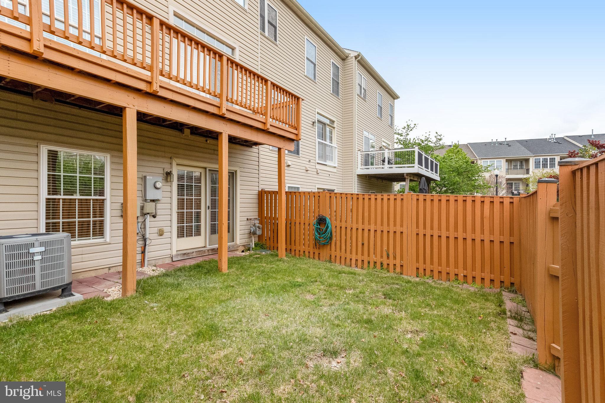 25804 Commons Square Chantilly, VA 20152 - Photo 44 of 48 a view of a backyard with fence