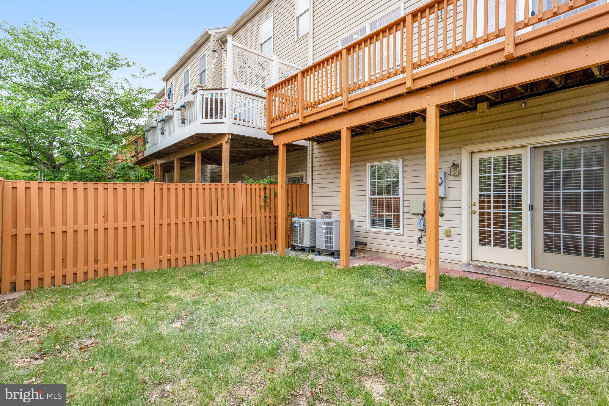 25804 Commons Square Chantilly, VA 20152 - Photo 45 of 48 a front view of a house with a garden