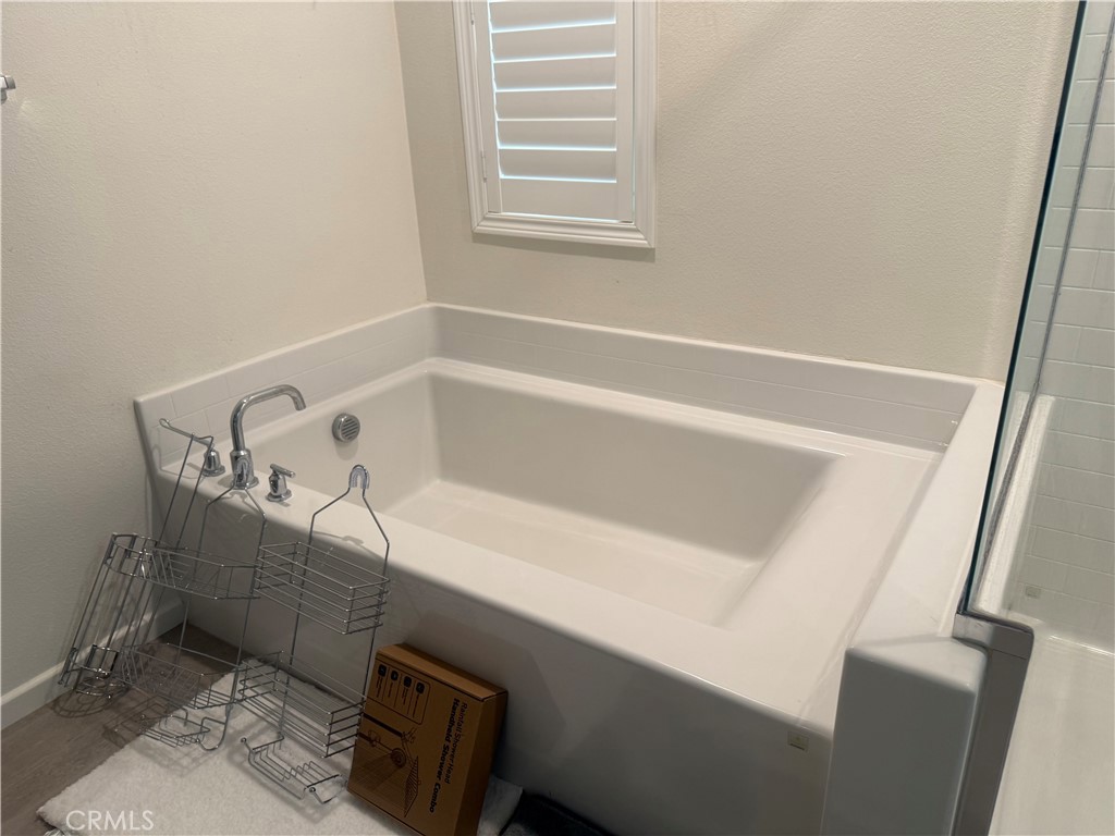 467 West Buttercup Lane Rialto, CA 92376 - Photo 10 of 13 a bathroom with a bathtub