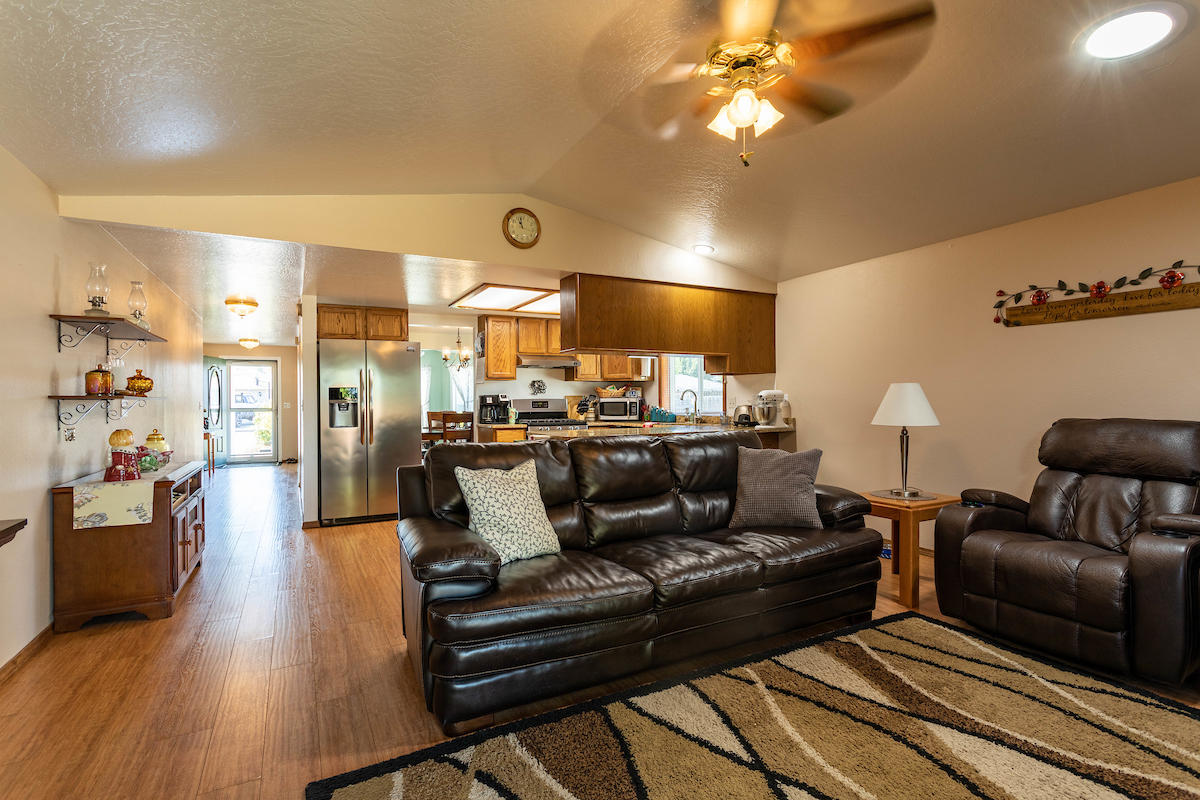 1650 Timothy Street Central Point, OR 97502 - Photo 4 of 32 4