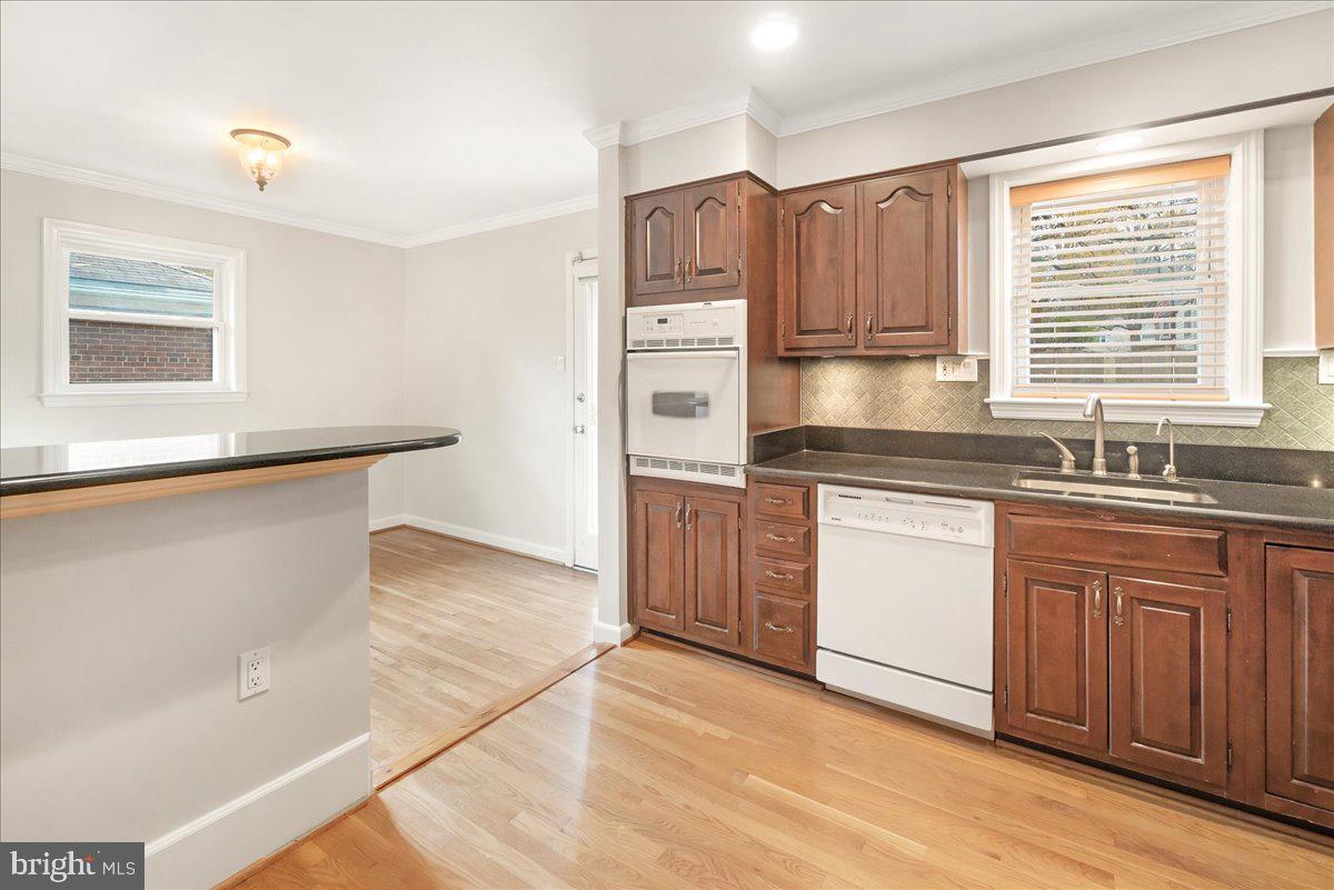 9522 Crosby Road Silver Spring, MD 20910 - Photo 11 of 39 Tons of natural light