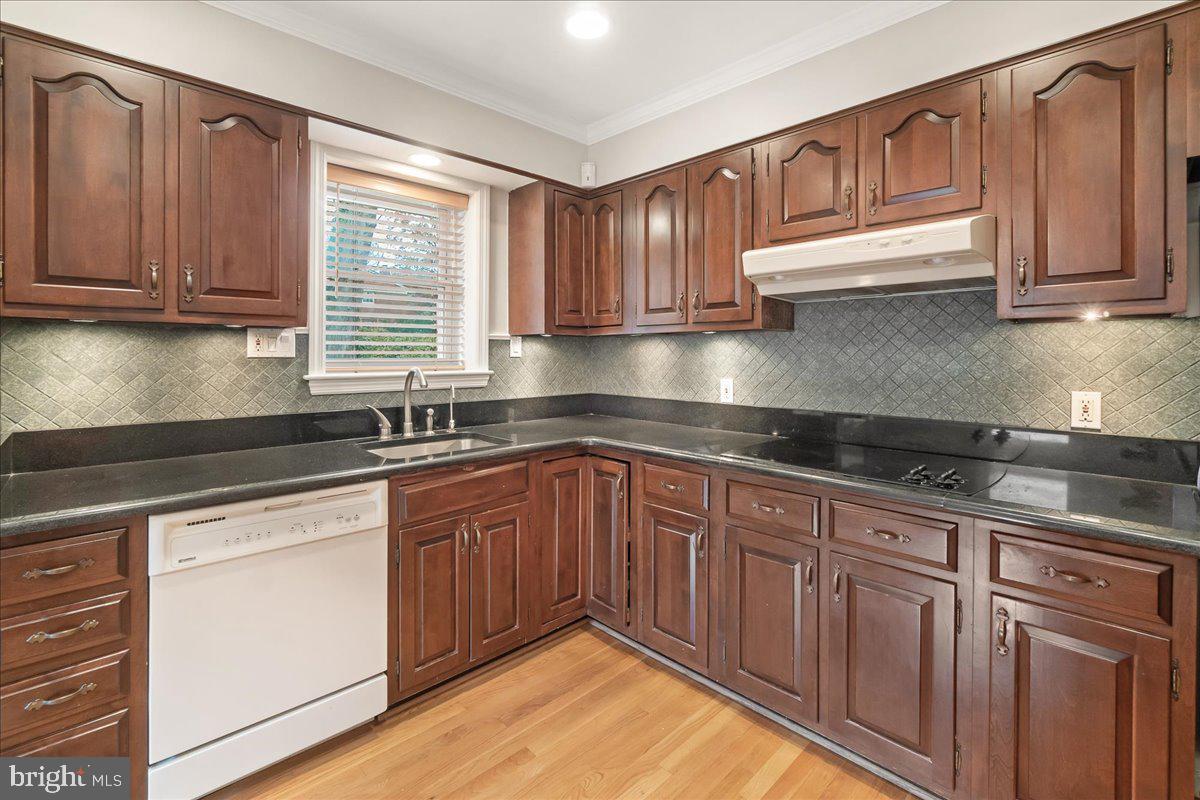 9522 Crosby Road Silver Spring, MD 20910 - Photo 12 of 39 Stone countertops