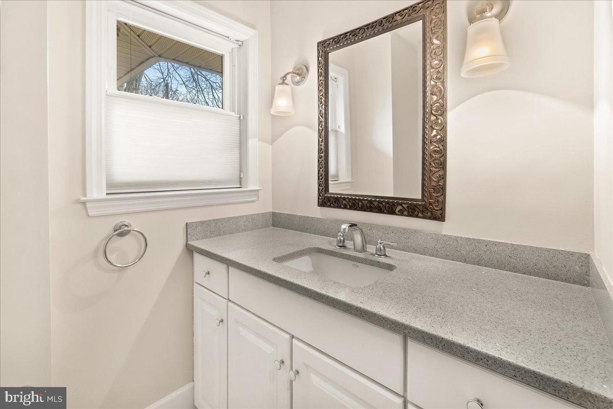 9522 Crosby Road Silver Spring, MD 20910 - Photo 21 of 39 Upstairs hall bathroom
