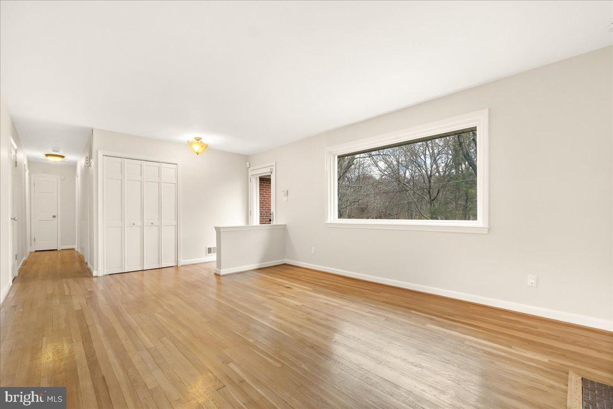 9522 Crosby Road Silver Spring, MD 20910 - Photo 6 of 39 Large picture window