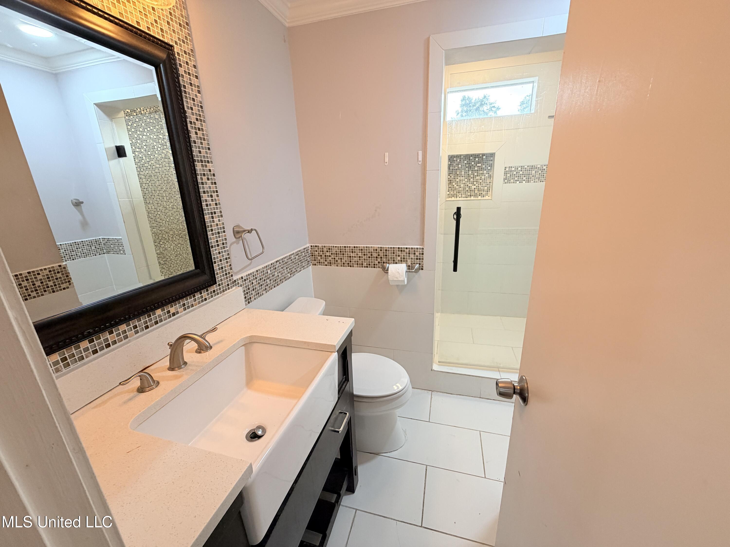 222 North 4th Avenue Cleveland, MS 38732 - Photo 6 of 13 Bathroom