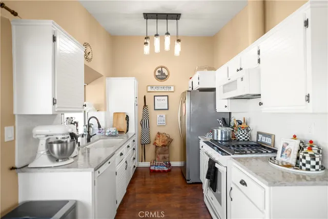 $925,000 | 27829 Carnegie Avenue, Santa Clarita, CA 91350