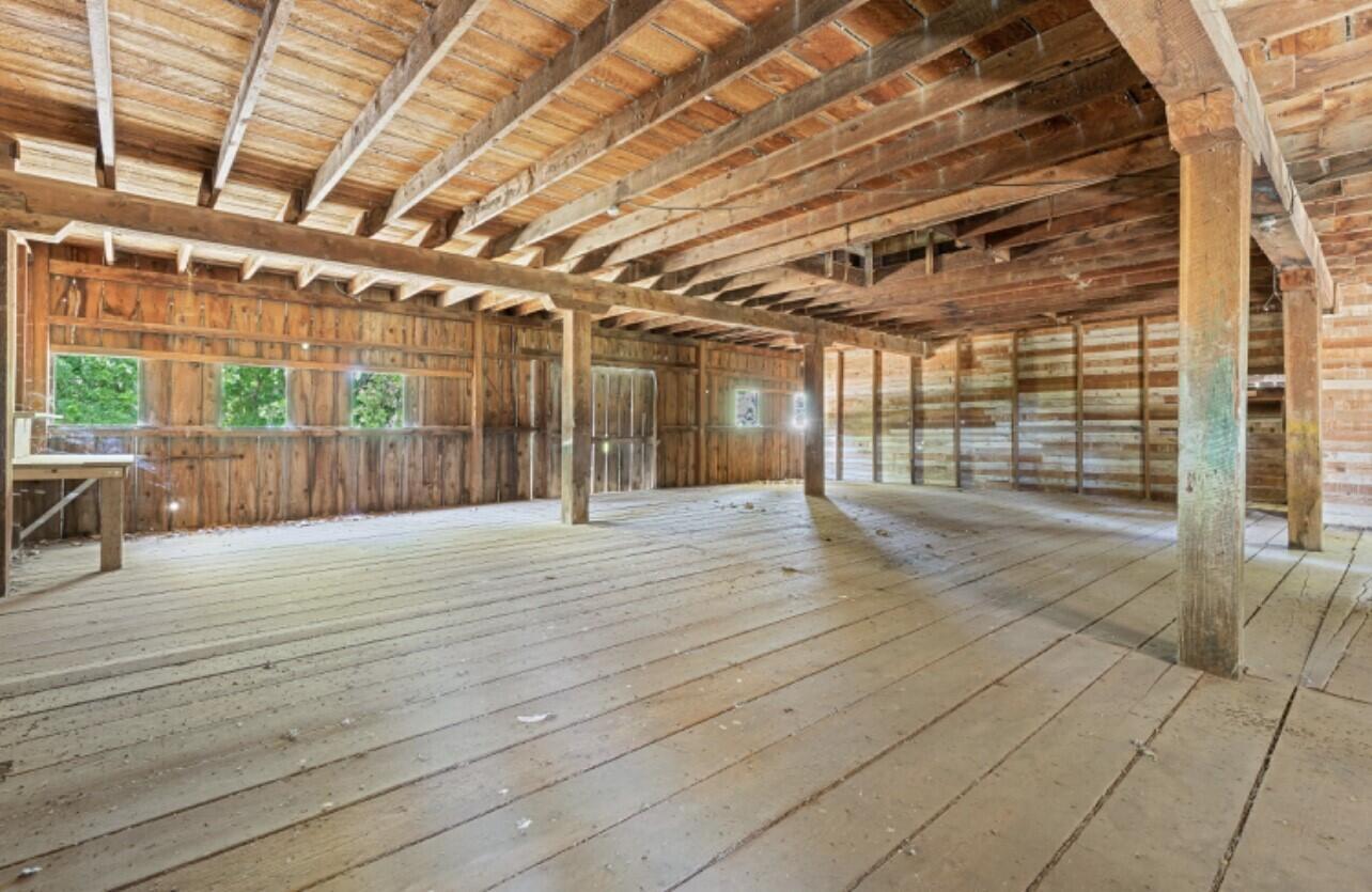 9884 Table Rock Road White City, OR 97503 - Photo 15 of 25 a view of livingroom with wooden floor