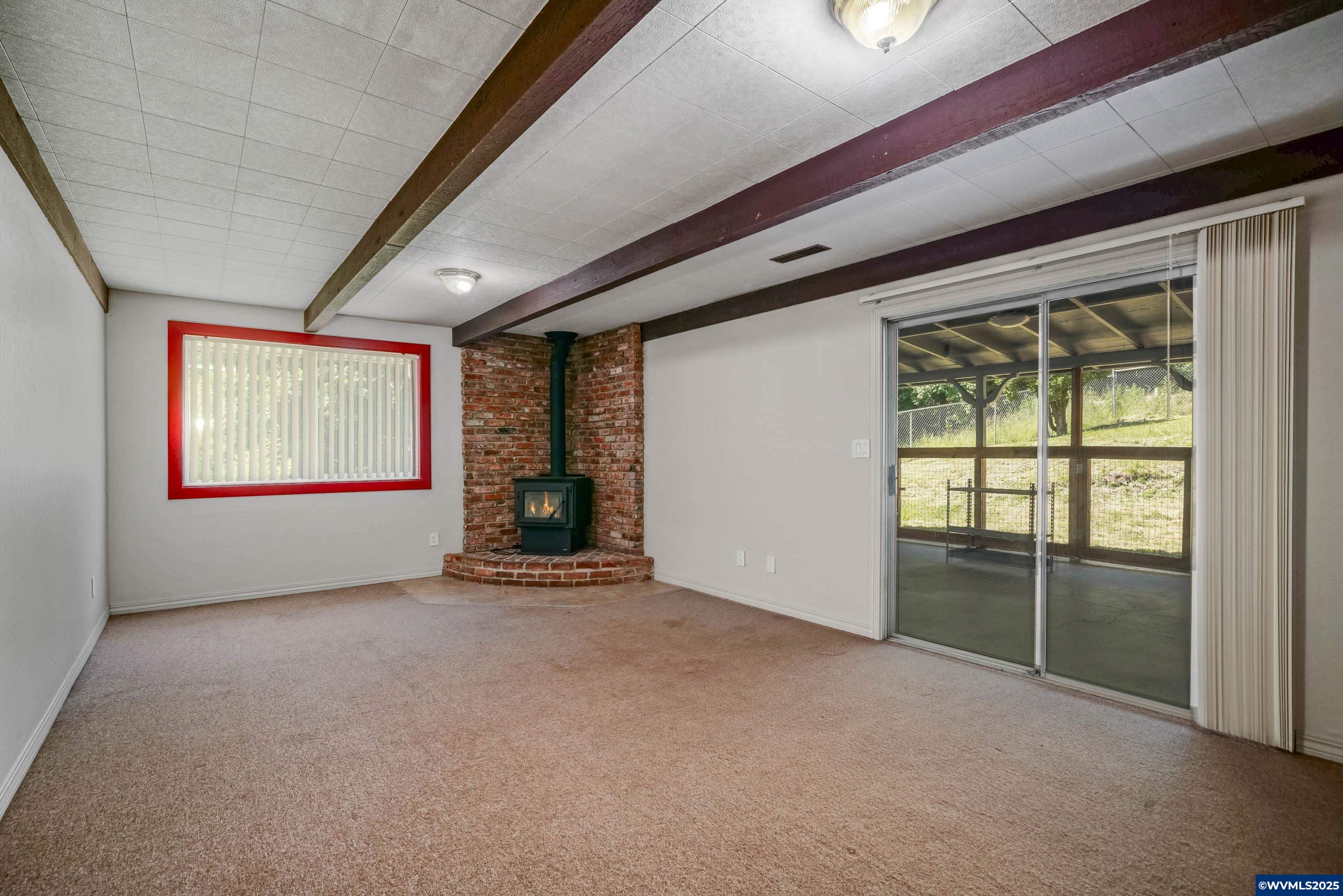 16170 McBee Road Dallas, OR 97338 - Photo 31 of 41 an empty room with windows