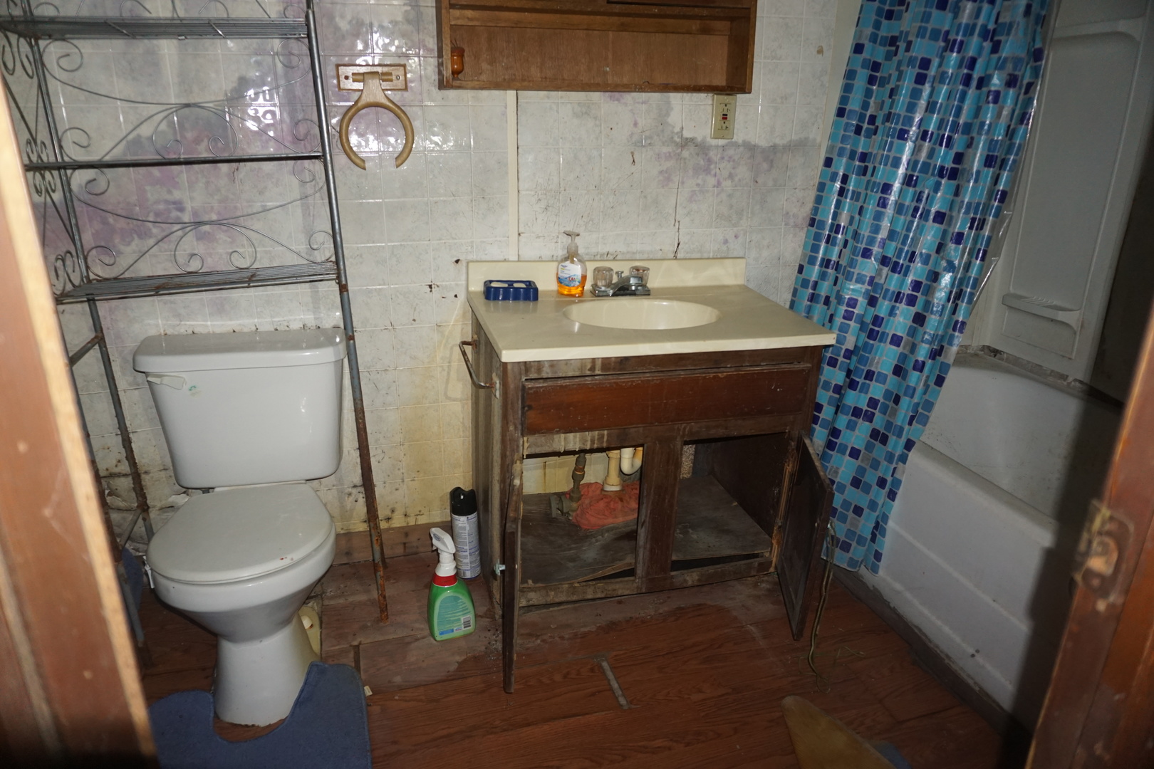 109 South Washington Sparta, IL 62286 - Photo 6 of 13 a bathroom with a toilet and a sink