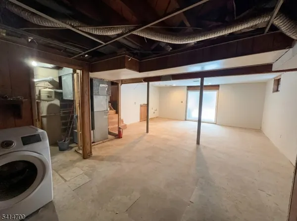 a view of empty room with washing machine
