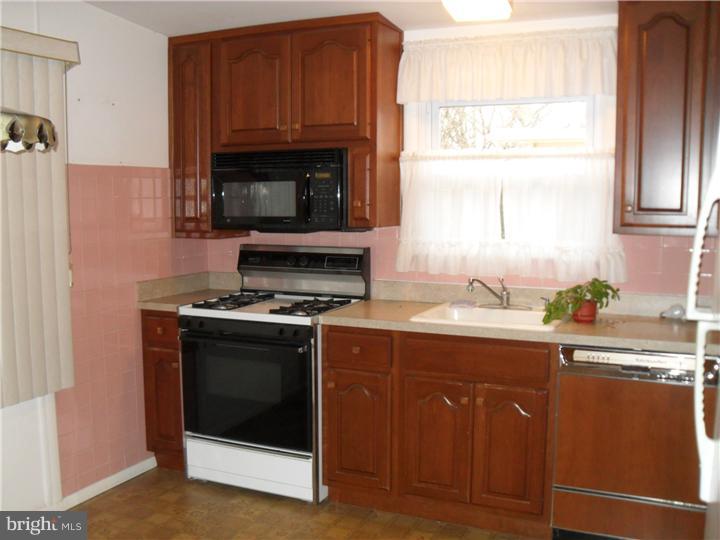 9320 Trout Road Philadelphia, PA 19115 - Photo 4 of 5